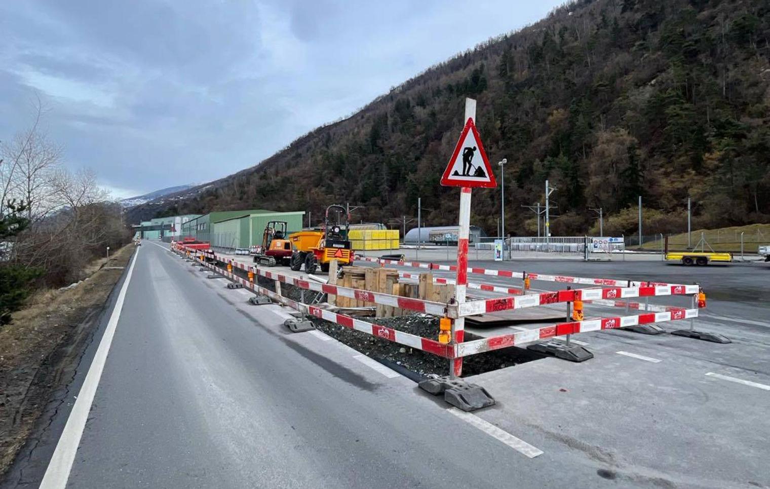 Barrière et panneau de chantier sur une route